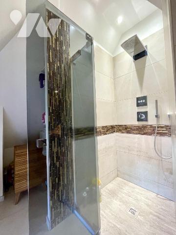 Appartement duplex rénové dans résidence ancienne 