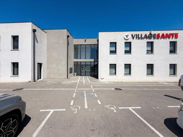 Centre médical - Local médical / paramédical / bien-être d'une superficie de 50m² en RDC + grand parking