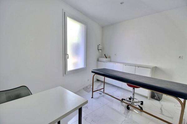 Centre médical - Local médical / paramédical / bien-être d'une superficie de 50m² en RDC + grand parking