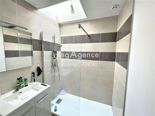 Immeuble à CHAMPDENIERS, 79220 - 350m²