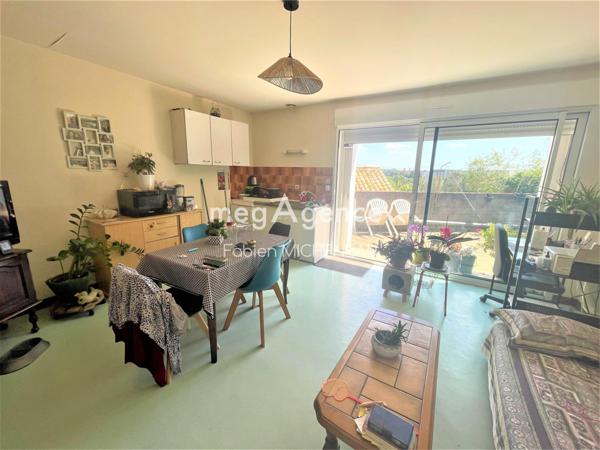 Immeuble à CHAMPDENIERS, 79220 - 350m²