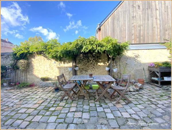 Centre Courville-Sur-Eure À vendre appartement avec jardinet