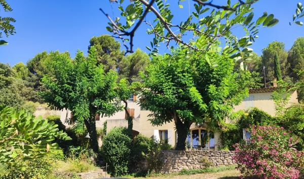 Vaugines, propriété de 400 m² sur 2,5 hectares avec piscine