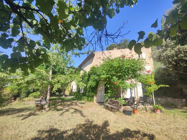 Vaugines, propriété de 400 m² sur 2,5 hectares avec piscine