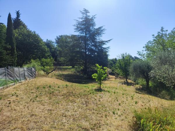 Vaugines, propriété de 400 m² sur 2,5 hectares avec piscine