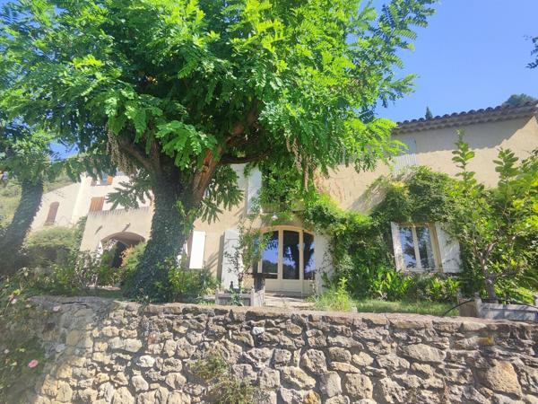 Vaugines, propriété de 400 m² sur 2,5 hectares avec piscine