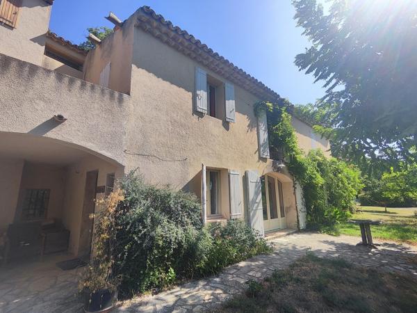 Vaugines, propriété de 400 m² sur 2,5 hectares avec piscine