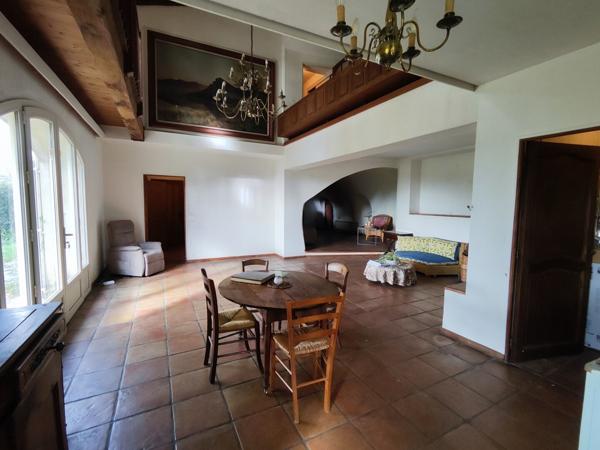 Vaugines, propriété de 400 m² sur 2,5 hectares avec piscine