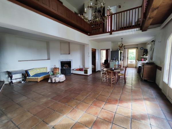 Vaugines, propriété de 400 m² sur 2,5 hectares avec piscine