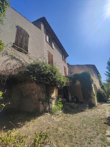 Vaugines, propriété de 400 m² sur 2,5 hectares avec piscine