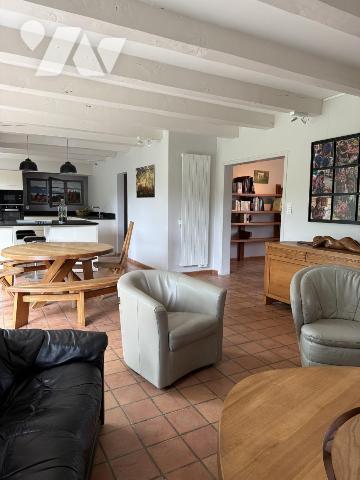 À VENDRE MAISON DE CARACTÈRE SÉNÉ BOURG-1623 m2 de terrain
