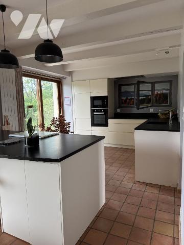 À VENDRE MAISON DE CARACTÈRE SÉNÉ BOURG-1623 m2 de terrain