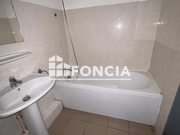 Location Appartement 2 pièces 35 m² - 35 RUE DE L'EGLISE Nimes-st Cesaire 30900