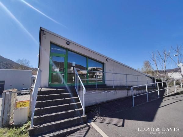 Local sur 2 Niveaux de 250m² - Zone du Lac