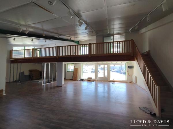 Local sur 2 Niveaux de 250m² - Zone du Lac