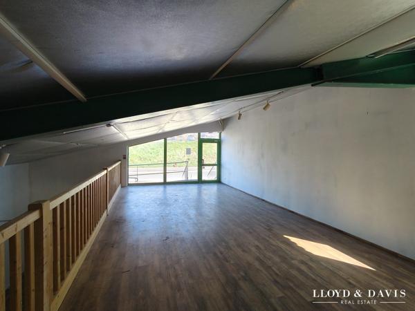 Local sur 2 Niveaux de 250m² - Zone du Lac