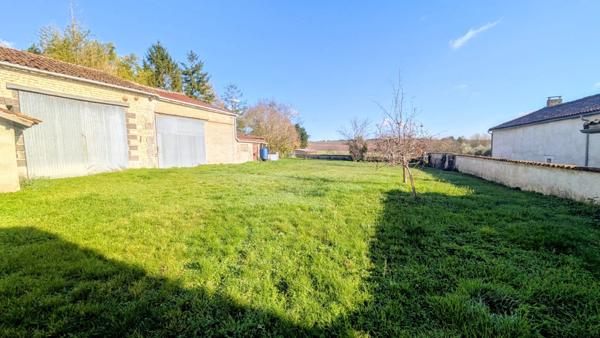 Anciens bâtiments et petite maison à renover sur un terrain avec vue exceptionnelle