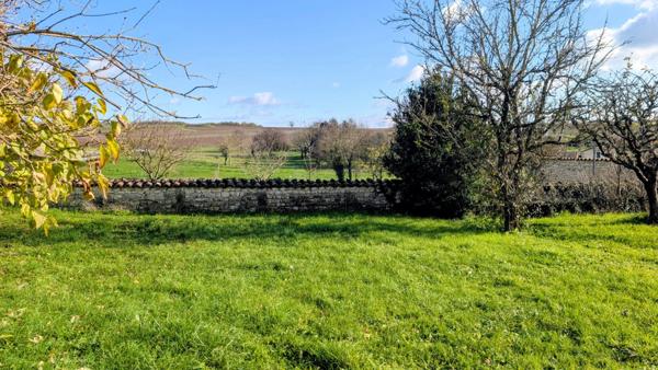 Anciens bâtiments et petite maison à renover sur un terrain avec vue exceptionnelle