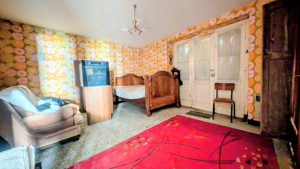 Anciens bâtiments et petite maison à renover sur un terrain avec vue exceptionnelle