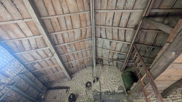Anciens bâtiments et petite maison à renover sur un terrain avec vue exceptionnelle