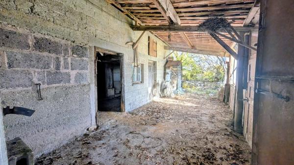 Anciens bâtiments et petite maison à renover sur un terrain avec vue exceptionnelle