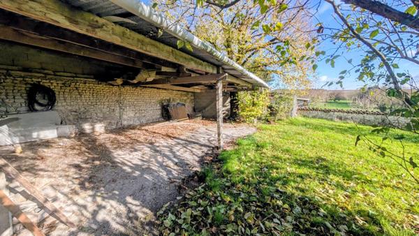 Anciens bâtiments et petite maison à renover sur un terrain avec vue exceptionnelle
