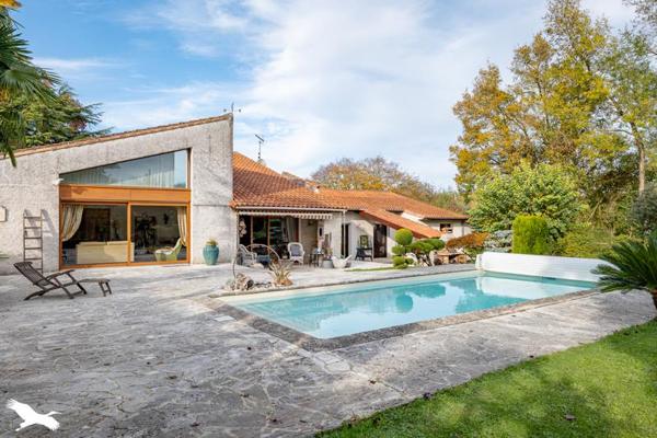 Maison à vendre |  Saintes |  7 pièces | 242 m²