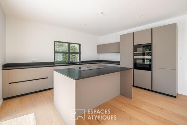 Contemporaine avec vue sur lyon et piscine à debordement