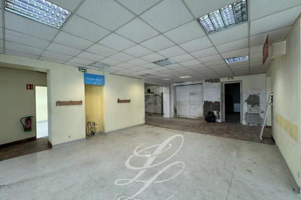Location - COMMERCE 242 m 2