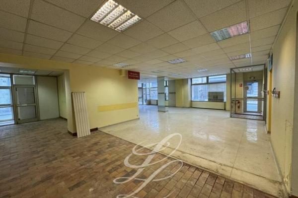 Location - COMMERCE 242 m 2