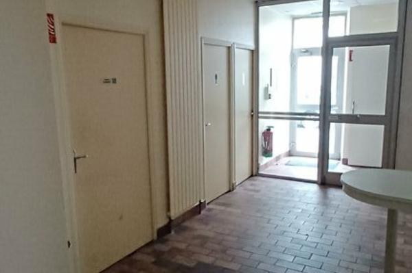 Location - COMMERCE 242 m 2