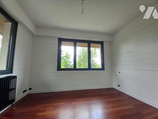 Exclusivement à l'Etude, Maison d'architecte offrant 260 m² habitables. - De plain-pied : entré...