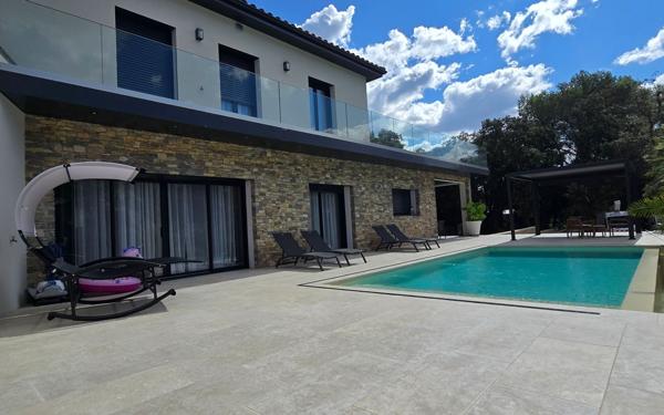 Maison à vendre    6 pièces • 187 m2 Nîmes