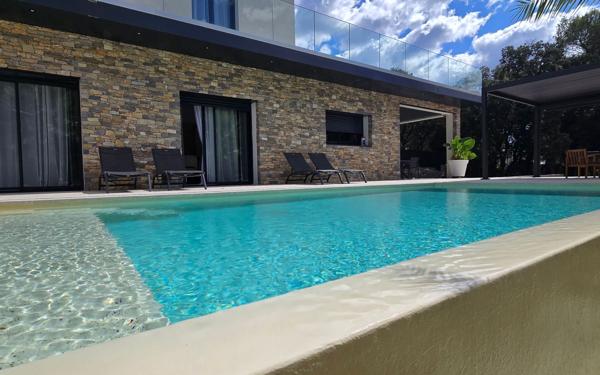 Maison à vendre    6 pièces • 187 m2 Nîmes