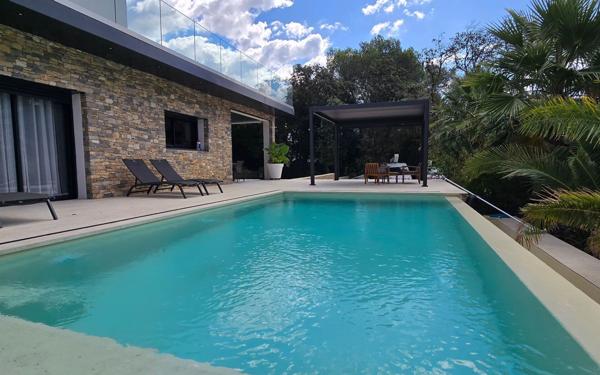 Maison à vendre    6 pièces • 187 m2 Nîmes