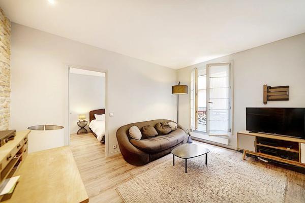 Vente                                                      Appartement
                        
                     2 pièces                      33 m2                     à Paris 3