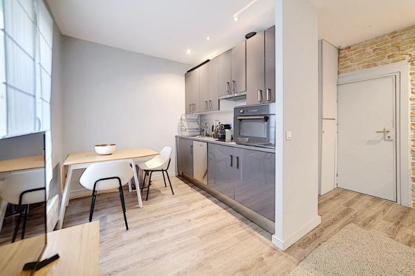 Vente                                                      Appartement
                        
                     2 pièces                      33 m2                     à Paris 3