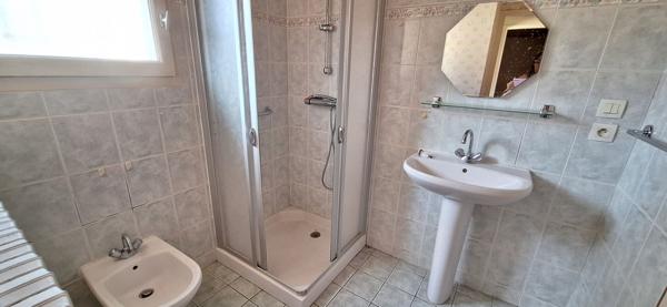 Charmante Maison à Vendre à Bourg-en-Bresse -2 ch , sur 474 m2 de terrain clos + garage