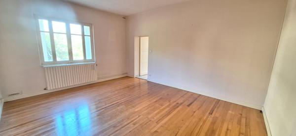 Charmante Maison à Vendre à Bourg-en-Bresse -2 ch , sur 474 m2 de terrain clos + garage
