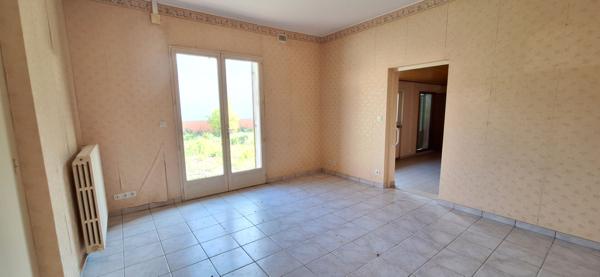 Charmante Maison à Vendre à Bourg-en-Bresse -2 ch , sur 474 m2 de terrain clos + garage