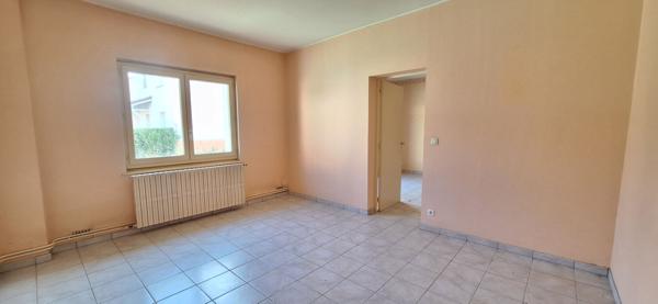 Charmante Maison à Vendre à Bourg-en-Bresse -2 ch , sur 474 m2 de terrain clos + garage