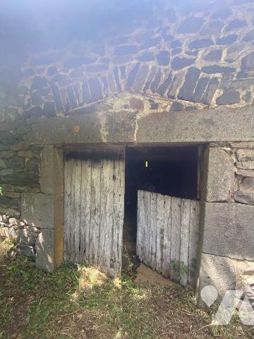 A vendre commune du VIGEAN (CANTAL), dans un hameau calme mais à proximité de la ville de Mauri...