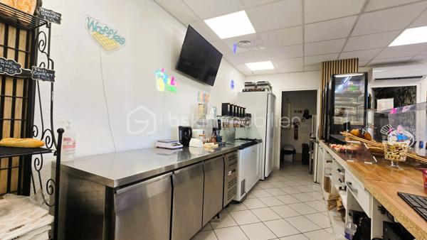 EXCLUSIVITÉ – Fonds de commerce dépôt de pain / snacking / produits du terroir – Cheptainville

Opportunité rare au cœur de Cheptainville.

Situé sur un axe bénéficiant d’un fort flux routier d’environ 40 000 véhicules/jour, ce commerce de proximité profite d’une excellente visibilité et d’un emplacement stratégique, le commerce bénéficie également d’une fréquentation régulière de plus de 70 visiteurs quotidiens.

Le concept actuel, en plein développement, associe :
* dépôt de pain, viennoiseries.
* snacking.
* produits du terroir. 
* bières artisanales et produits locaux.

Près de 80 % des produits proposés sont fabriqués en Essonne, valorisant les circuits courts et les producteurs locaux.

L’activité connaît une progression constante du chiffre d’affaires grâce au développement de l’offre terroir et à une clientèle fidèle.

Le local commercial d’environ 35 m² est parfaitement optimisé et bénéficie de nombreux atouts :
* très faibles charges fixes,
* loyer : 250 € / mois,
* consommation électrique : environ 250 € / mois,
* pompe à chaleur,
* tableau électrique neuf,
* stationnement facile à proximité.
* possibilité, sur demande en AG d'installer une terrasse estivale. 

Le commerce est vendu avec :
* mobilier,
* four,
* armoires de rangement,
* glacière,
* matériel permettant une reprise immédiate de l’activité.

Actuellement ouvert du mardi au dimanche, sans obligation de fermeture hebdomadaire, offrant un fort potentiel de développement selon le projet du repreneur.

Le gérant actuel, également commerçant à proximité d'une autre boutique, pourra accompagner la reprise et assurer une passation afin de faciliter l’installation du futur exploitant.

Activité idéale pour une reconversion, un couple ou un professionnel souhaitant développer un commerce de proximité dynamique et engagé dans la valorisation du terroir essonnien.

Dossier et informations complémentaires sur demande.