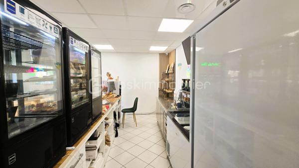 EXCLUSIVITÉ – Fonds de commerce dépôt de pain / snacking / produits du terroir – Cheptainville

Opportunité rare au cœur de Cheptainville.

Situé sur un axe bénéficiant d’un fort flux routier d’environ 40 000 véhicules/jour, ce commerce de proximité profite d’une excellente visibilité et d’un emplacement stratégique, le commerce bénéficie également d’une fréquentation régulière de plus de 70 visiteurs quotidiens.

Le concept actuel, en plein développement, associe :
* dépôt de pain, viennoiseries.
* snacking.
* produits du terroir. 
* bières artisanales et produits locaux.

Près de 80 % des produits proposés sont fabriqués en Essonne, valorisant les circuits courts et les producteurs locaux.

L’activité connaît une progression constante du chiffre d’affaires grâce au développement de l’offre terroir et à une clientèle fidèle.

Le local commercial d’environ 35 m² est parfaitement optimisé et bénéficie de nombreux atouts :
* très faibles charges fixes,
* loyer : 250 € / mois,
* consommation électrique : environ 250 € / mois,
* pompe à chaleur,
* tableau électrique neuf,
* stationnement facile à proximité.
* possibilité, sur demande en AG d'installer une terrasse estivale. 

Le commerce est vendu avec :
* mobilier,
* four,
* armoires de rangement,
* glacière,
* matériel permettant une reprise immédiate de l’activité.

Actuellement ouvert du mardi au dimanche, sans obligation de fermeture hebdomadaire, offrant un fort potentiel de développement selon le projet du repreneur.

Le gérant actuel, également commerçant à proximité d'une autre boutique, pourra accompagner la reprise et assurer une passation afin de faciliter l’installation du futur exploitant.

Activité idéale pour une reconversion, un couple ou un professionnel souhaitant développer un commerce de proximité dynamique et engagé dans la valorisation du terroir essonnien.

Dossier et informations complémentaires sur demande.