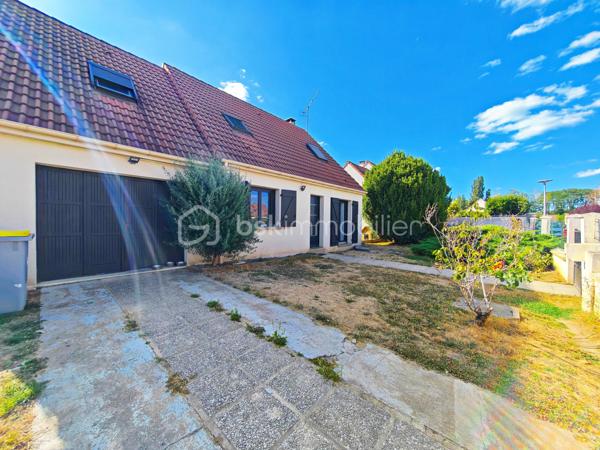 Découvrez cette agréable maison située dans une rue calme et paisible, idéale pour profiter d’un environnement serein tout en restant proche des commodités.

La maison est en très bon état et ne nécessite aucun travaux : vous pourrez vous installer immédiatement et profiter pleinement de votre nouveau chez-vous.
Elle offre des espaces de vie confortables et lumineux, avec un cadre agréable aussi bien à l’intérieur qu’à l’extérieur. Son emplacement dans une rue non passante en fait un bien particulièrement adapté à ceux qui recherchent tranquillité, confort et praticité.

Au RDC: Un séjour salle à manger avec cheminée, une cuisine aménagée et équipée, une chambre servant de salon de coiffure, une salle de bain, un wc, un garage.

A l'étage: 3 chambres, une salle de douche et un wc.

Un beau jardin clos, sans vis-à-vis.