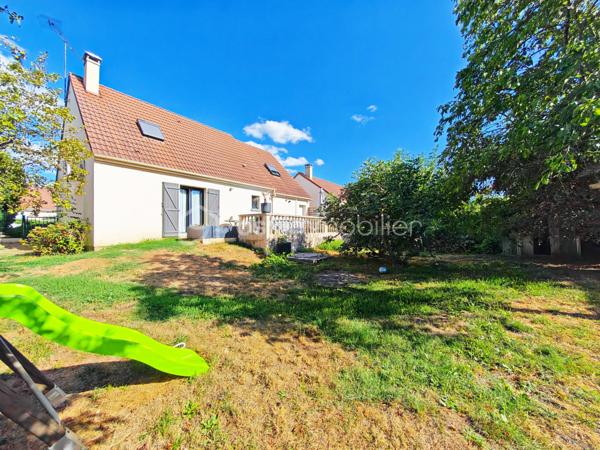 Découvrez cette agréable maison située dans une rue calme et paisible, idéale pour profiter d’un environnement serein tout en restant proche des commodités.

La maison est en très bon état et ne nécessite aucun travaux : vous pourrez vous installer immédiatement et profiter pleinement de votre nouveau chez-vous.
Elle offre des espaces de vie confortables et lumineux, avec un cadre agréable aussi bien à l’intérieur qu’à l’extérieur. Son emplacement dans une rue non passante en fait un bien particulièrement adapté à ceux qui recherchent tranquillité, confort et praticité.

Au RDC: Un séjour salle à manger avec cheminée, une cuisine aménagée et équipée, une chambre servant de salon de coiffure, une salle de bain, un wc, un garage.

A l'étage: 3 chambres, une salle de douche et un wc.

Un beau jardin clos, sans vis-à-vis.