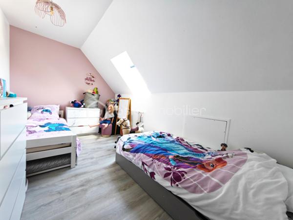 Découvrez cette agréable maison située dans une rue calme et paisible, idéale pour profiter d’un environnement serein tout en restant proche des commodités.

La maison est en très bon état et ne nécessite aucun travaux : vous pourrez vous installer immédiatement et profiter pleinement de votre nouveau chez-vous.
Elle offre des espaces de vie confortables et lumineux, avec un cadre agréable aussi bien à l’intérieur qu’à l’extérieur. Son emplacement dans une rue non passante en fait un bien particulièrement adapté à ceux qui recherchent tranquillité, confort et praticité.

Au RDC: Un séjour salle à manger avec cheminée, une cuisine aménagée et équipée, une chambre servant de salon de coiffure, une salle de bain, un wc, un garage.

A l'étage: 3 chambres, une salle de douche et un wc.

Un beau jardin clos, sans vis-à-vis.