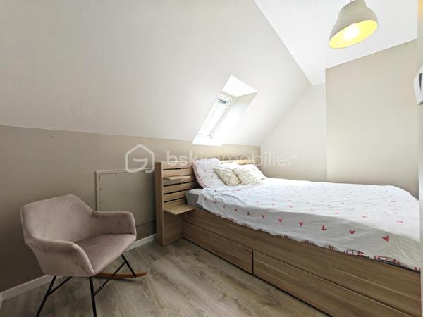Découvrez cette agréable maison située dans une rue calme et paisible, idéale pour profiter d’un environnement serein tout en restant proche des commodités.

La maison est en très bon état et ne nécessite aucun travaux : vous pourrez vous installer immédiatement et profiter pleinement de votre nouveau chez-vous.
Elle offre des espaces de vie confortables et lumineux, avec un cadre agréable aussi bien à l’intérieur qu’à l’extérieur. Son emplacement dans une rue non passante en fait un bien particulièrement adapté à ceux qui recherchent tranquillité, confort et praticité.

Au RDC: Un séjour salle à manger avec cheminée, une cuisine aménagée et équipée, une chambre servant de salon de coiffure, une salle de bain, un wc, un garage.

A l'étage: 3 chambres, une salle de douche et un wc.

Un beau jardin clos, sans vis-à-vis.