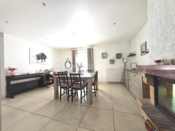 Découvrez cette agréable maison située dans une rue calme et paisible, idéale pour profiter d’un environnement serein tout en restant proche des commodités.

La maison est en très bon état et ne nécessite aucun travaux : vous pourrez vous installer immédiatement et profiter pleinement de votre nouveau chez-vous.
Elle offre des espaces de vie confortables et lumineux, avec un cadre agréable aussi bien à l’intérieur qu’à l’extérieur. Son emplacement dans une rue non passante en fait un bien particulièrement adapté à ceux qui recherchent tranquillité, confort et praticité.

Au RDC: Un séjour salle à manger avec cheminée, une cuisine aménagée et équipée, une chambre servant de salon de coiffure, une salle de bain, un wc, un garage.

A l'étage: 3 chambres, une salle de douche et un wc.

Un beau jardin clos, sans vis-à-vis.
