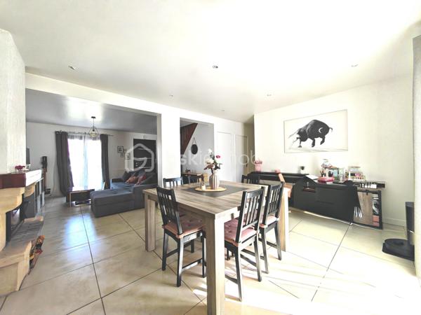 Découvrez cette agréable maison située dans une rue calme et paisible, idéale pour profiter d’un environnement serein tout en restant proche des commodités.

La maison est en très bon état et ne nécessite aucun travaux : vous pourrez vous installer immédiatement et profiter pleinement de votre nouveau chez-vous.
Elle offre des espaces de vie confortables et lumineux, avec un cadre agréable aussi bien à l’intérieur qu’à l’extérieur. Son emplacement dans une rue non passante en fait un bien particulièrement adapté à ceux qui recherchent tranquillité, confort et praticité.

Au RDC: Un séjour salle à manger avec cheminée, une cuisine aménagée et équipée, une chambre servant de salon de coiffure, une salle de bain, un wc, un garage.

A l'étage: 3 chambres, une salle de douche et un wc.

Un beau jardin clos, sans vis-à-vis.